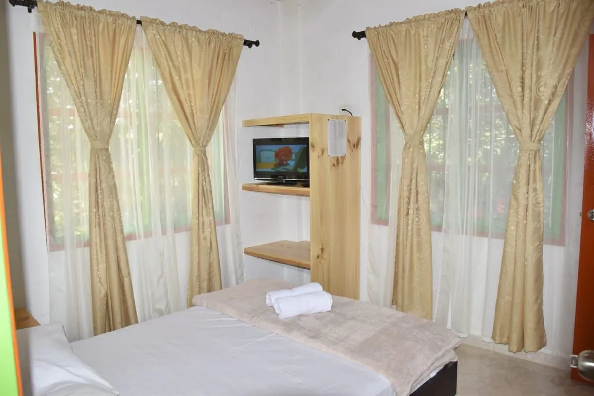 Nirvana 1: habitación con cama doble, cortinas y TV