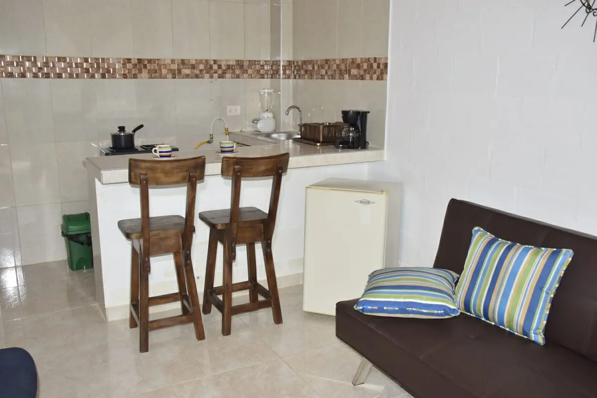 Nirvana 1: cocina con barra y sofá cama