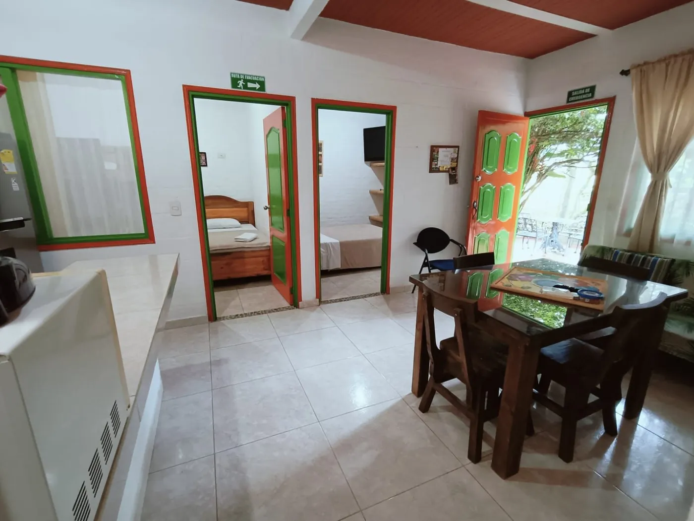 Sala-comedor, cocina y habitaciones de Nirvana 2