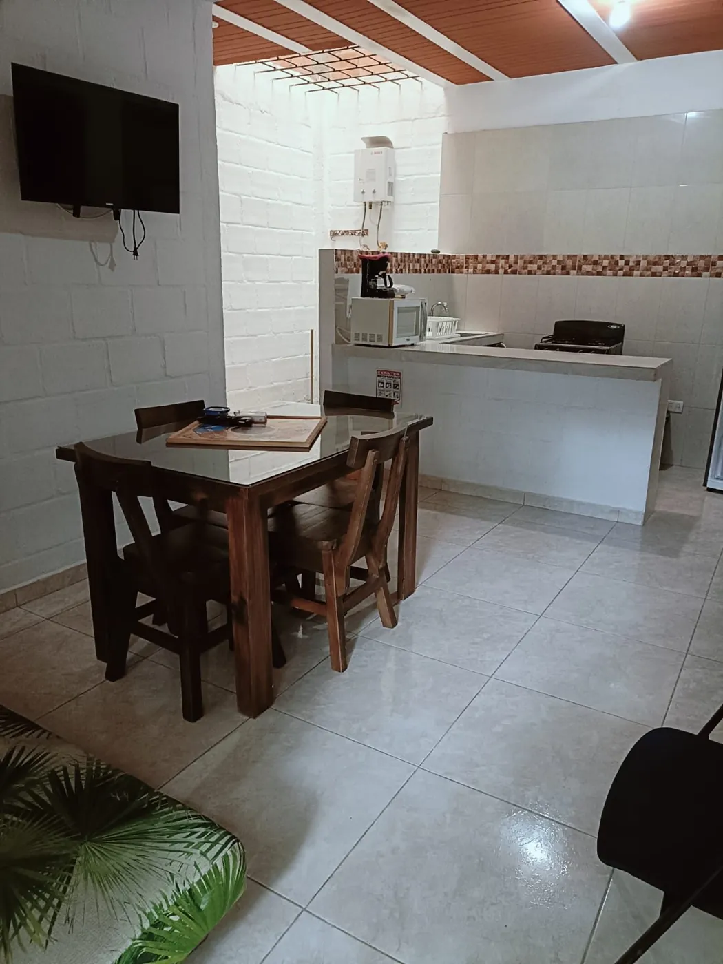 Nirvana 2: comedor de madera y cocina con barra