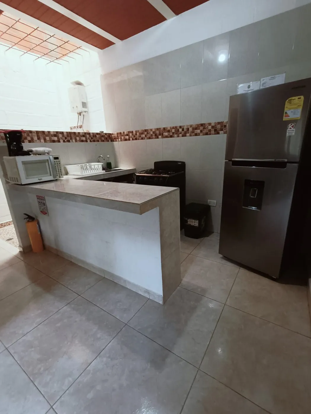 Nirvana 2: cocina equipada con nevera y microondas