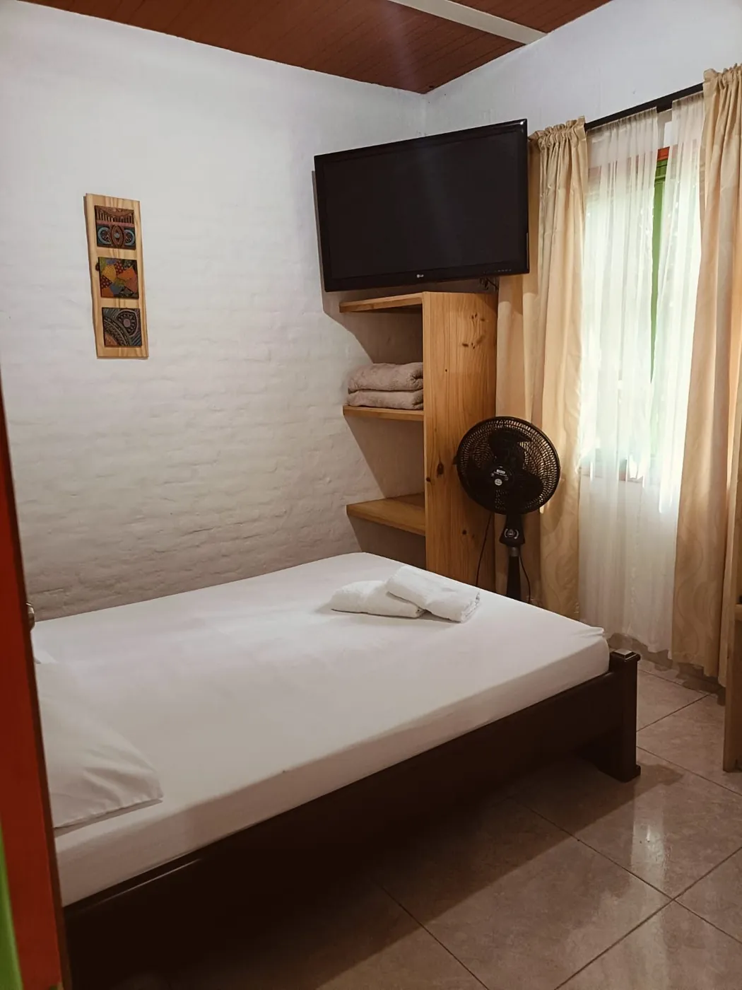 Nirvana 2: habitación con cama doble y TV