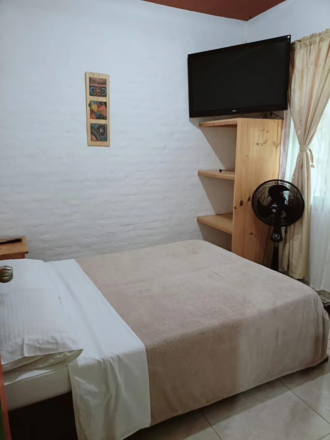 Nirvana 2: habitación con TV y ventilador
