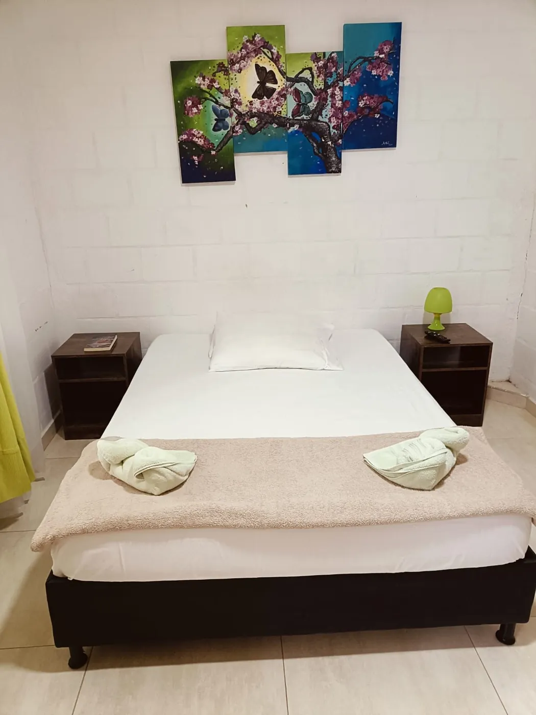 Nirvana 3: habitación con cama doble y cuadro de colores