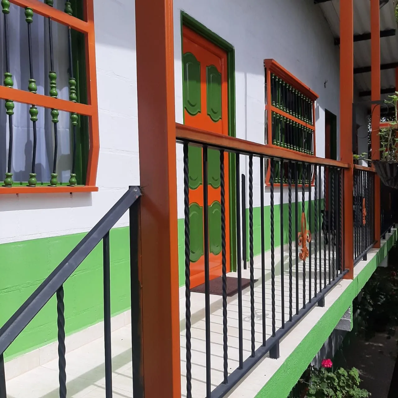 Nirvana 3: balcón con puerta verde y naranja